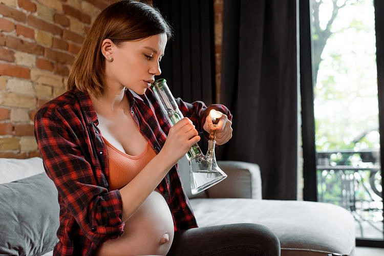 להוריד או לא להוריד, זאת השאלה? אישה בהיריון ובדילמה. צילום: Shutterstock