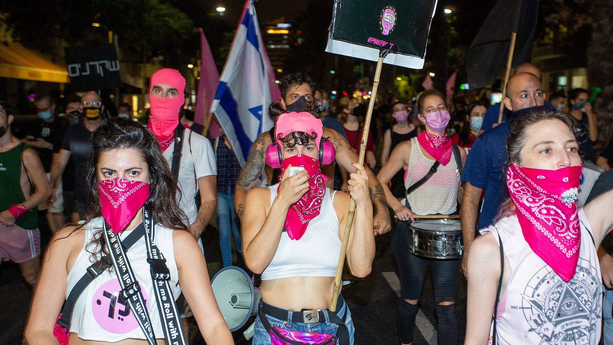 הפגנות אנחנו אוהבות. מחאת בלפור בתל אביב, 2020 (צילום: אלכס אידלמן/שאטרסטוק)