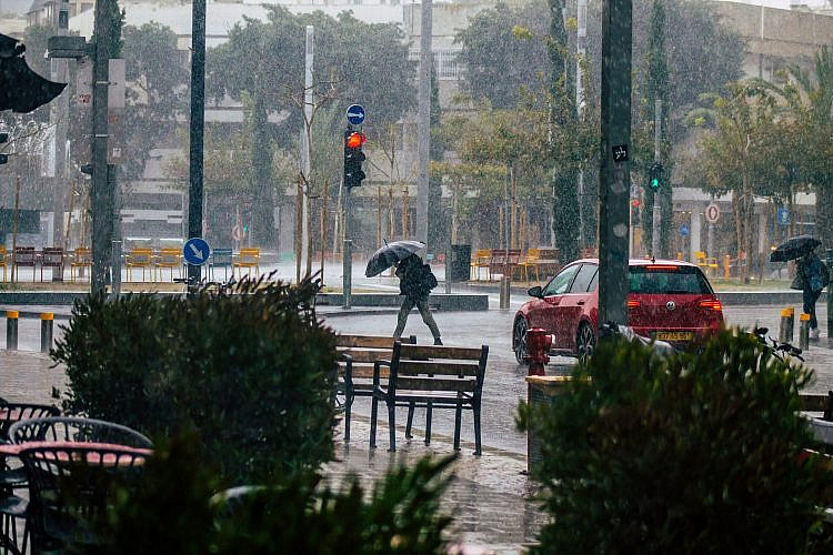 קצת גשם ורוח, קוראים לזה "חורף". סערה בתל אביב (צילום: חוזה הרננדז/שאטרסטוק)