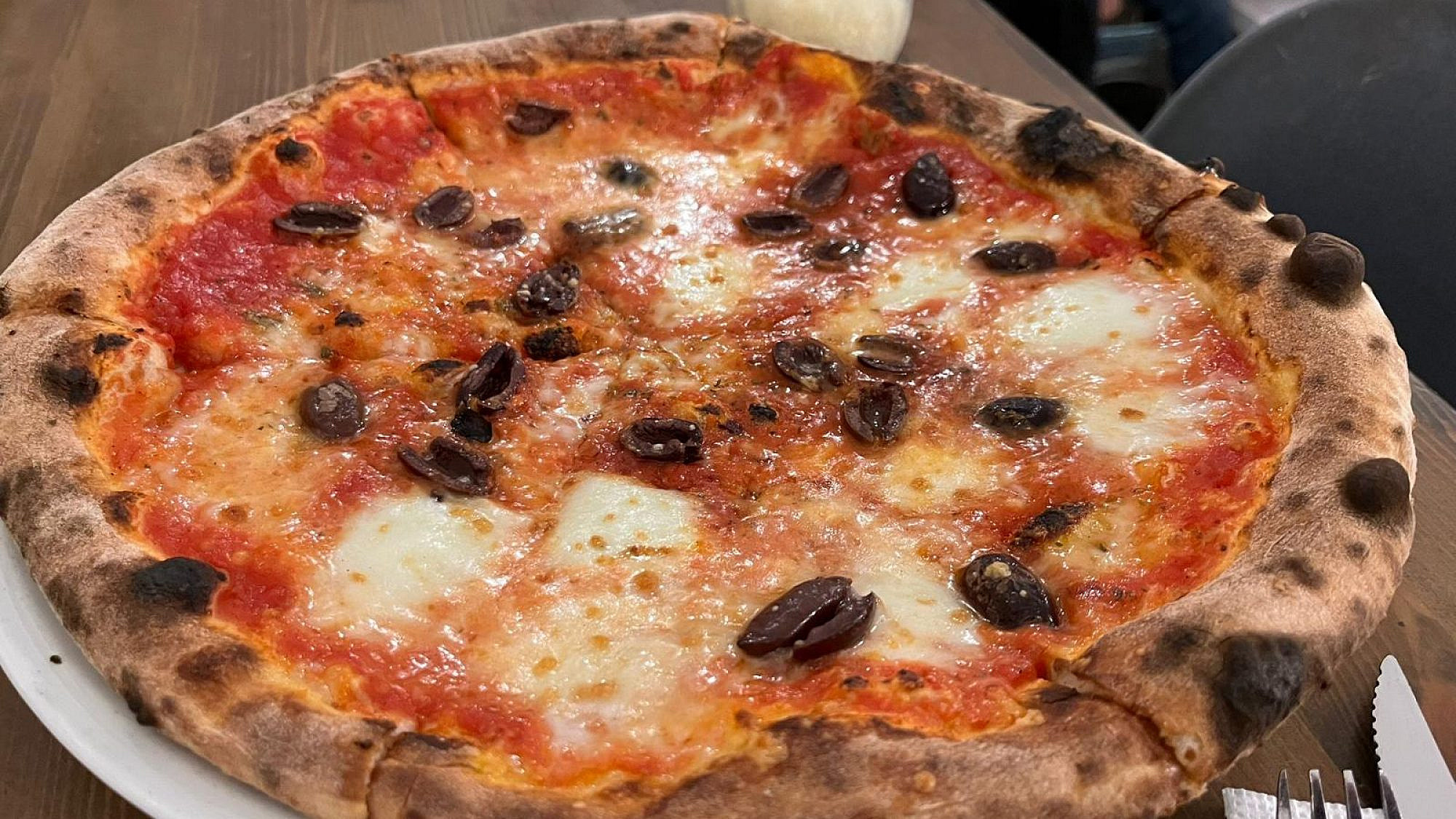 זו הפיצה של הפיצה, במסעדת הפיצה (צילום: עדי פועה וענבל קורמן, שצילמו את הפיצה)