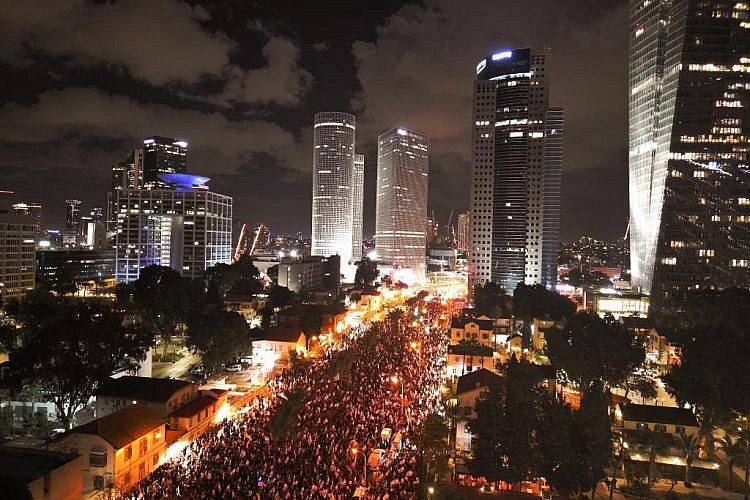 The democracy protest in Kaplan.  The 150,000 demonstration, 04.02 (Photo: Or Adar)