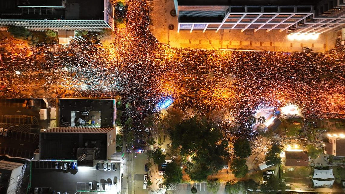 אור גדול בתוך החושך. מחאת הדמוקרטיה בקפלן, 04.02.2023 (צילום: אור אדר)