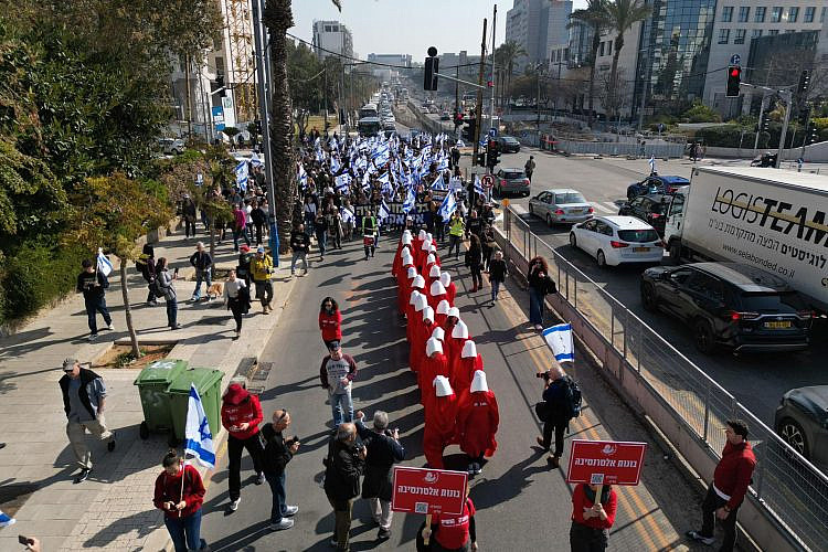 לא פרנואידיות, רדופות. צעדת מחאה בצפון תל אביב, 20.2.23 (צילום: אמיר טירקל)