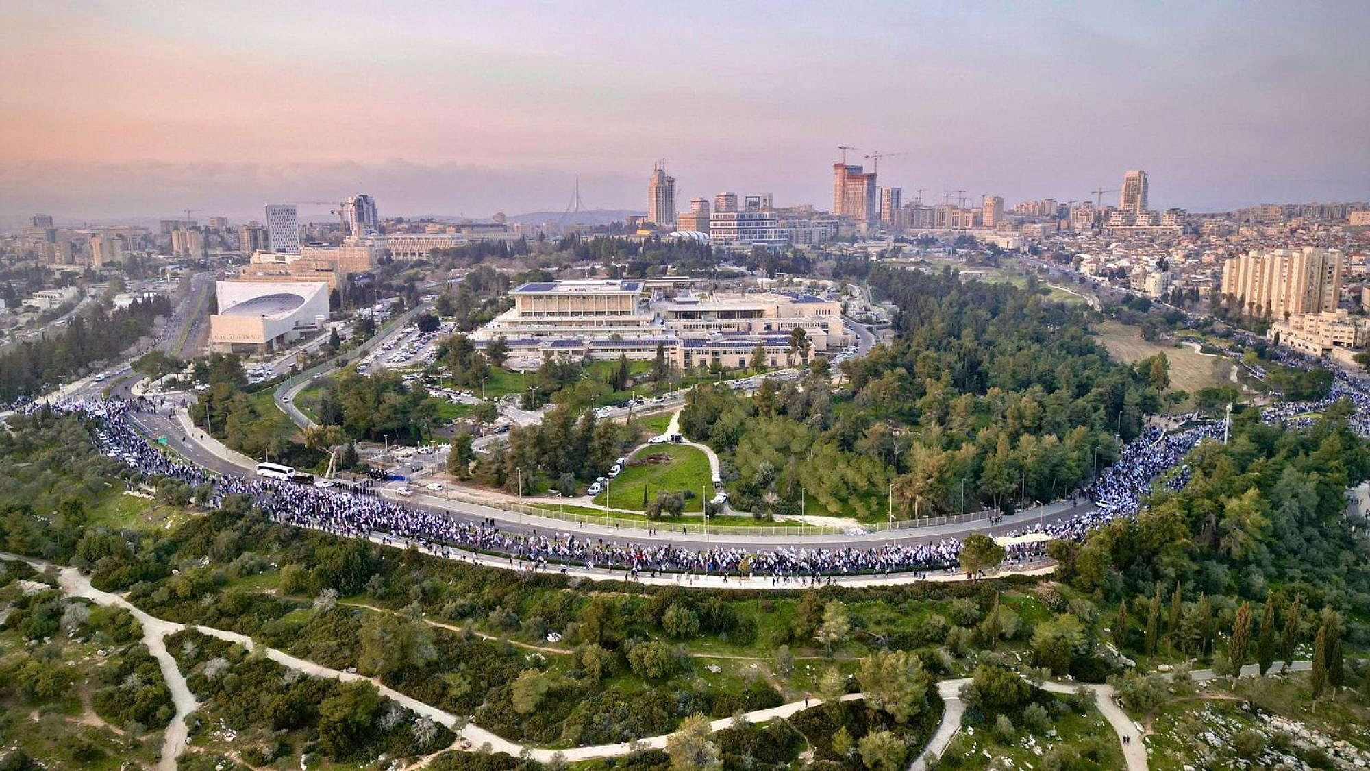 השקיעה הכי יפה של הדמוקרטיה. רבבות מפגינים מקיפים את הכנסת, 20.2.2023 (צילום: אמיר טירקל)