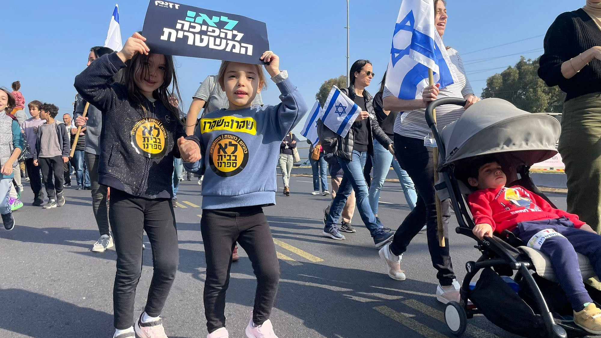נוכחות משמעותית ומרגשת של ילדים. מחאת הדמוקרטיה, 20.2 (צילום: נתלי מון) נוכחות משמעותית ומרגשת של ילדים. מחאת הדמוקרטיה, 20.2 (צילום: נתלי מון)