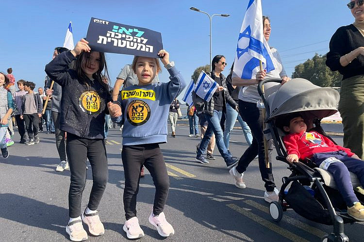 נוכחות משמעותית ומרגשת של ילדים. מחאת הדמוקרטיה, 20.2 (צילום: נתלי מון)