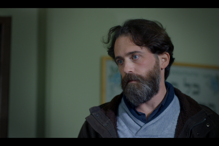 תום אבני פיזיקאי? כן בטח למה לא. מתוך "מלאך משחית" (צילום: באדיבות כאן 11, סטודיו ענני, A+E Studio)