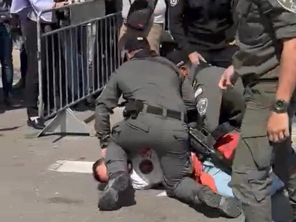 שוטר מוחץ את צווארו של מפגין בעזריאלי, 1.3 (צילום מסך מתוך וידיאו באדיבות מטה המאבק)