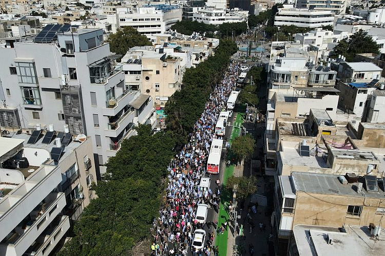 הבוקר בתל אביב: עשרות אלפי מפגינים בנקודות רבות בעיר. הצעדה בדיזנגוף (צילום באדיבות מטה המאבק)