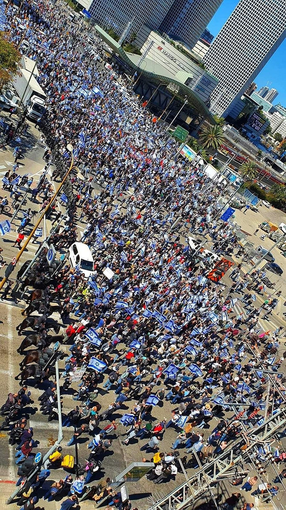 מפגינים בצומת קפלן עזריאלי, יום ההתנגדות לדיקטטורה 9.3 (צילוןם באדיבות מטה המאבק)