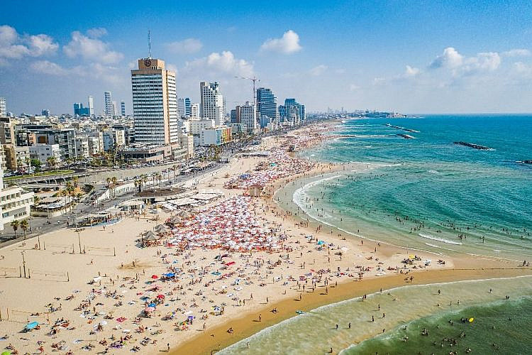 בואו, פלורנטינאים, נוסעים לחופשת סופ"ש בצפון העיר. חופי תל אביב (צילום: ברק ברינקר)