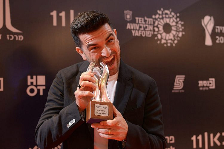עמוס תמם בטקס פרסי הטלוויזיה 2023 (צילום: ליאור חורש ועידו אלקסלסי)