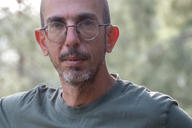 כותב על מה שקרוב. נעם קפלן (צילום: נטי לוי) כותב על מה שקרוב. נעם קפלן (צילום: נטי לוי)