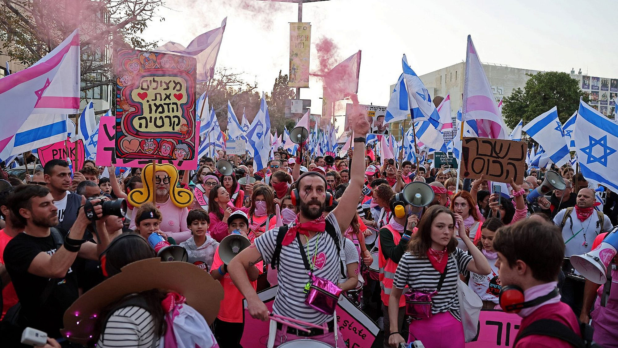 בואו, הולכים לטייל בעיר. צעדת מחאת הדמוקרטיה, 15.4.23 (צילום: ג'ק גואז/AFP/גטי אימג'ס)