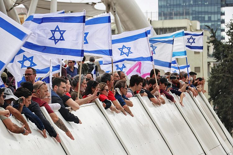 תל אביב מחכה לדמוקרטיה. מפגינים על גשר יהודית (צילום: עומרי אליהו/שאטרסטוק)
