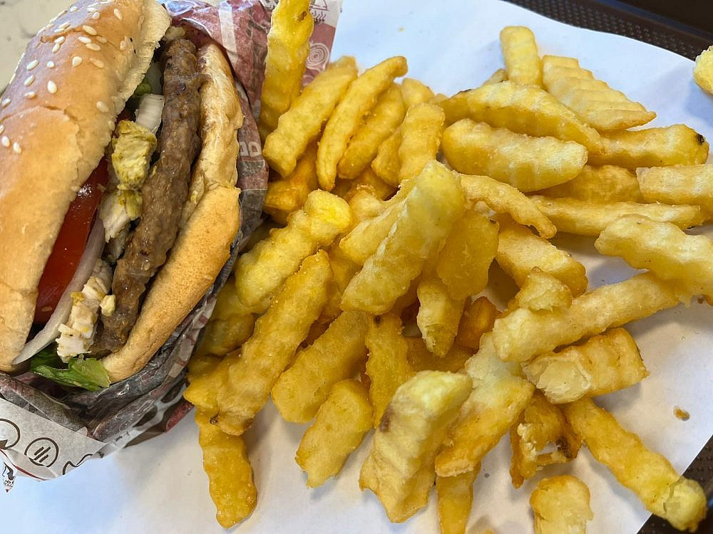אה לא, זה לא דומה לכלום. ארוחת ראנצ' TOP שווארמה של בורגראנץ'. צילום: מתן שרון