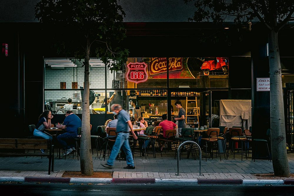 גם טופינגס מאיטליה, גם בר שכונתי חדש. פיצה 66 (צילום לירן מימון)