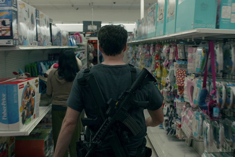 הדימוי הכי מדויק לבארי - רובים בחנות יומיומית. "בארי". צילום מסך HBO