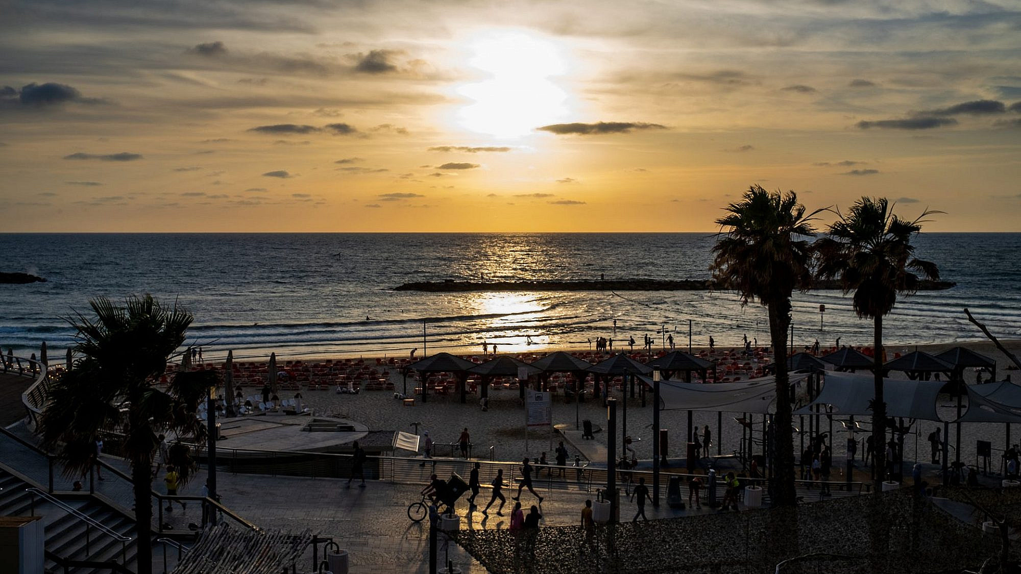 יפה שקיעת שמש. חוף גורדון (צילום: אלכסי רוזנפלד/גטי אימג'ס)