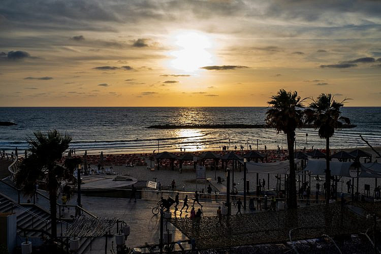 יפה שקיעת שמש. חוף גורדון (צילום: אלכסי רוזנפלד/גטי אימג'ס)