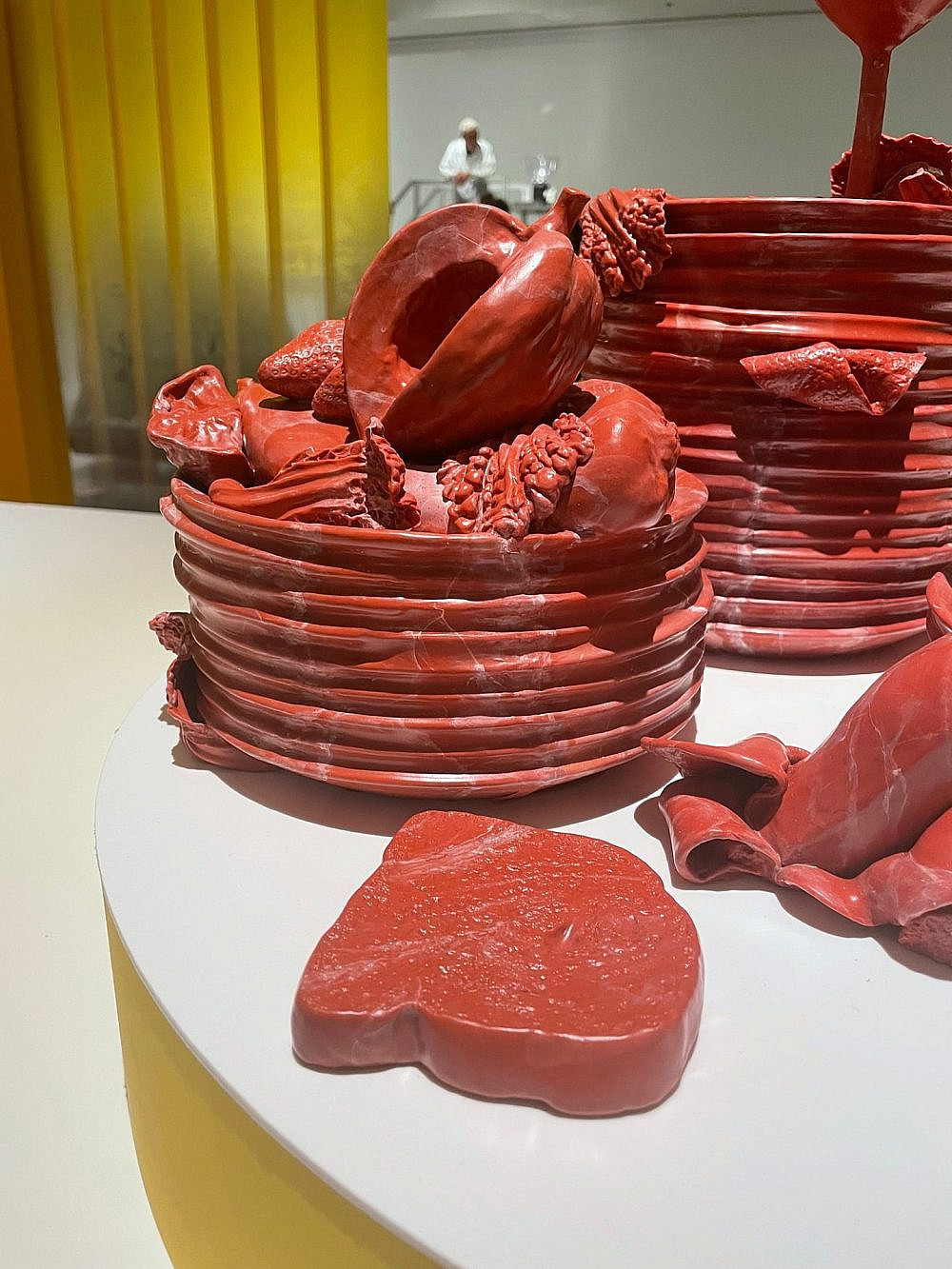 אוכל או בשר נא? עבודה של רוני לנדה, תערוכת אוכל במוזיאון העיצוב חולון (צילום: רעות ברנע)