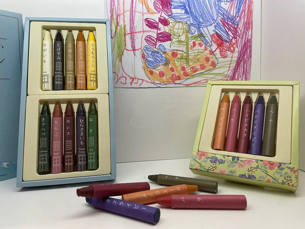 עפרונות צביעה עשויים מירקות בתערוכה &quot;צבועים&quot;, מוזיאון העיצוב חולון (צילום: רעות ברנע)