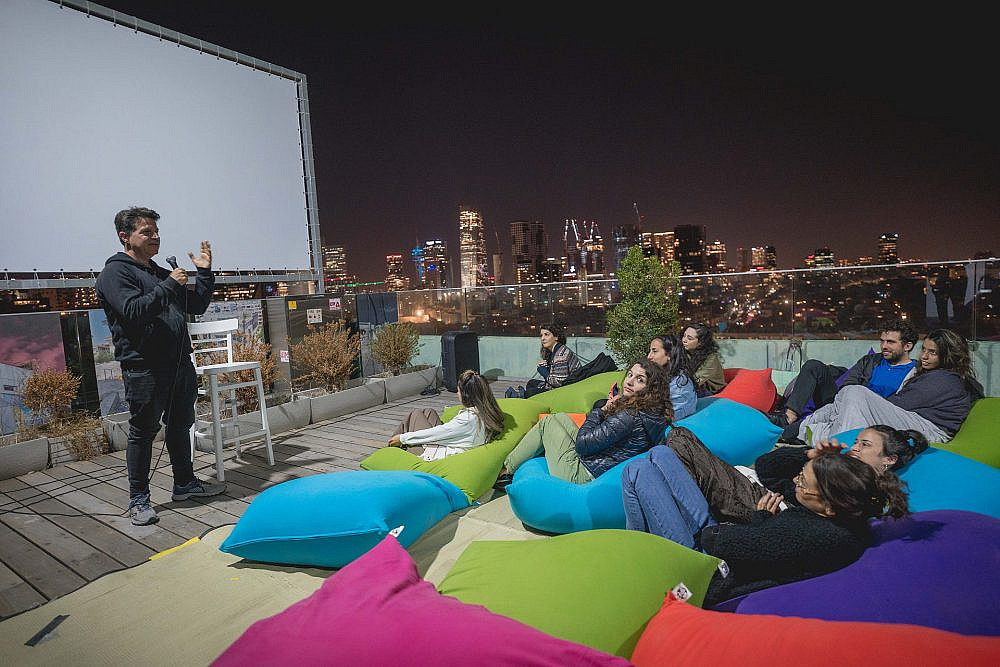 על הפוף על הגג. הקרנת הסרט "בחורים טובים" על גג העירייה ושיחה עם הבמאי ארז תדמור. צילום: אילן ספירא