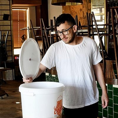 אולי פה נמצא הפרס? השף גיא אריש. צילום: רן בירן