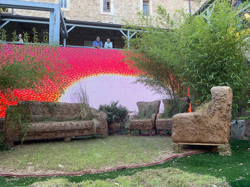 בפטיו המבנה – ספות מבוץ וצמחיה של סטודיו מא מבית מוריה אדריכלים. צילום: רעות ברנע