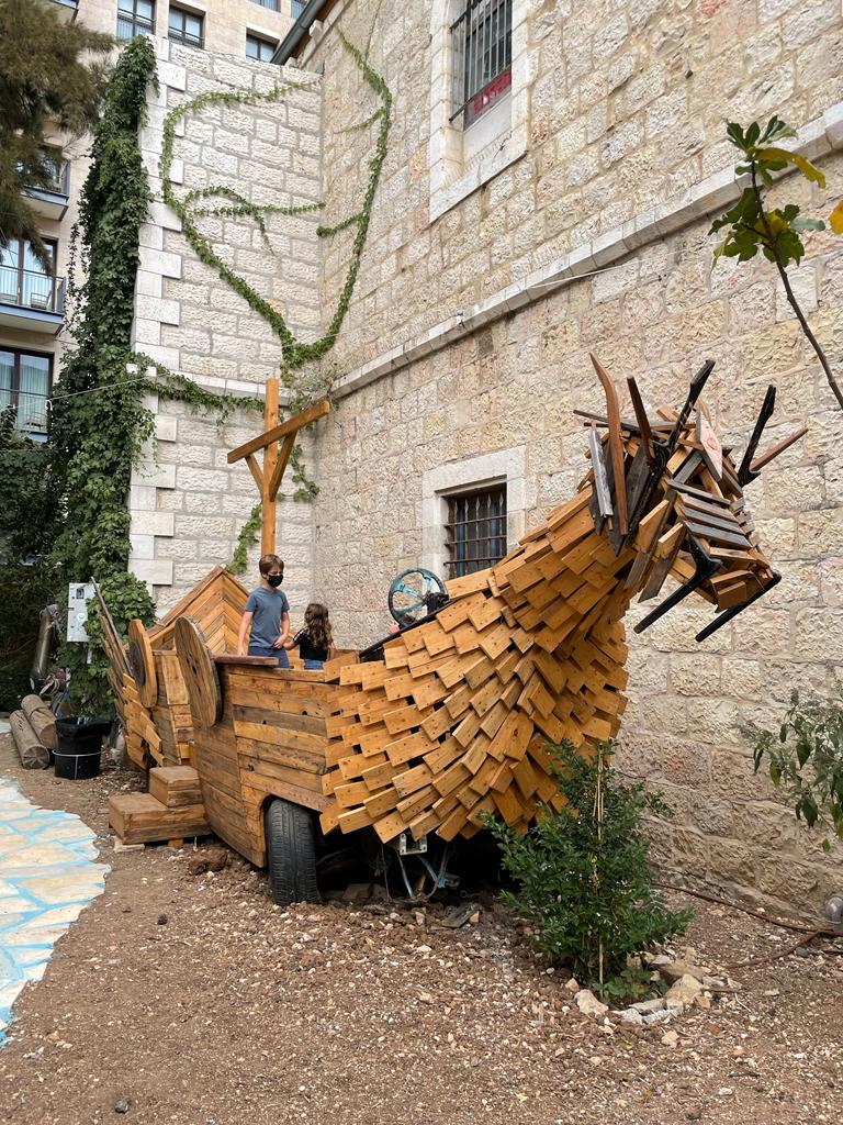 אוויר הרים ובקבוק יין. חצר המפעל, ירושלים. צילום: רעות ברנע