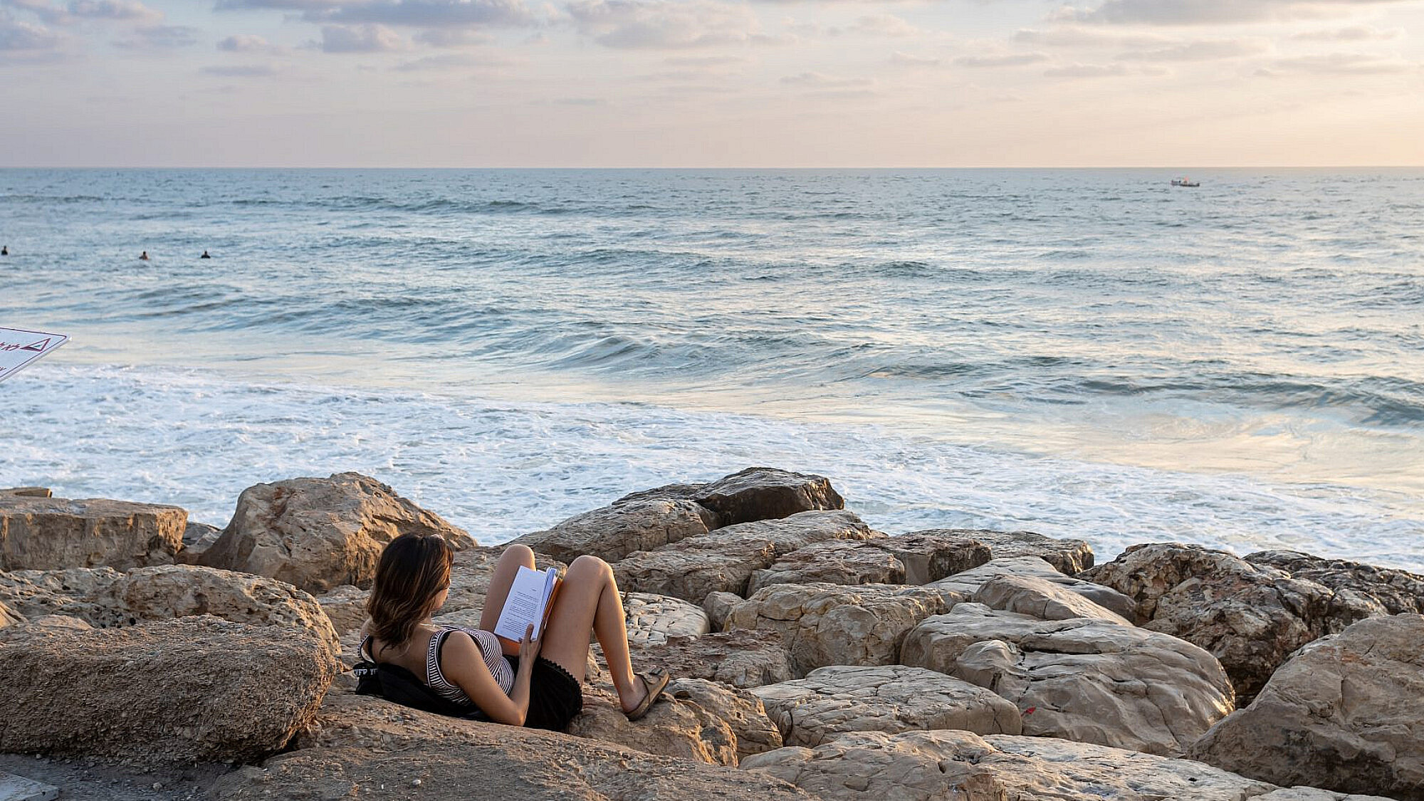 שבוע הספר היפואי? תקראו לנו. חוף עג'מי (צילום: שאטרסטוק)