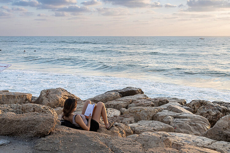 שבוע הספר היפואי? תקראו לנו. חוף עג'מי (צילום: שאטרסטוק)