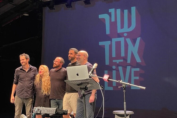 צוות "שיר אחד" בהופעת לייב (צילום: באדיבות המצולמים)