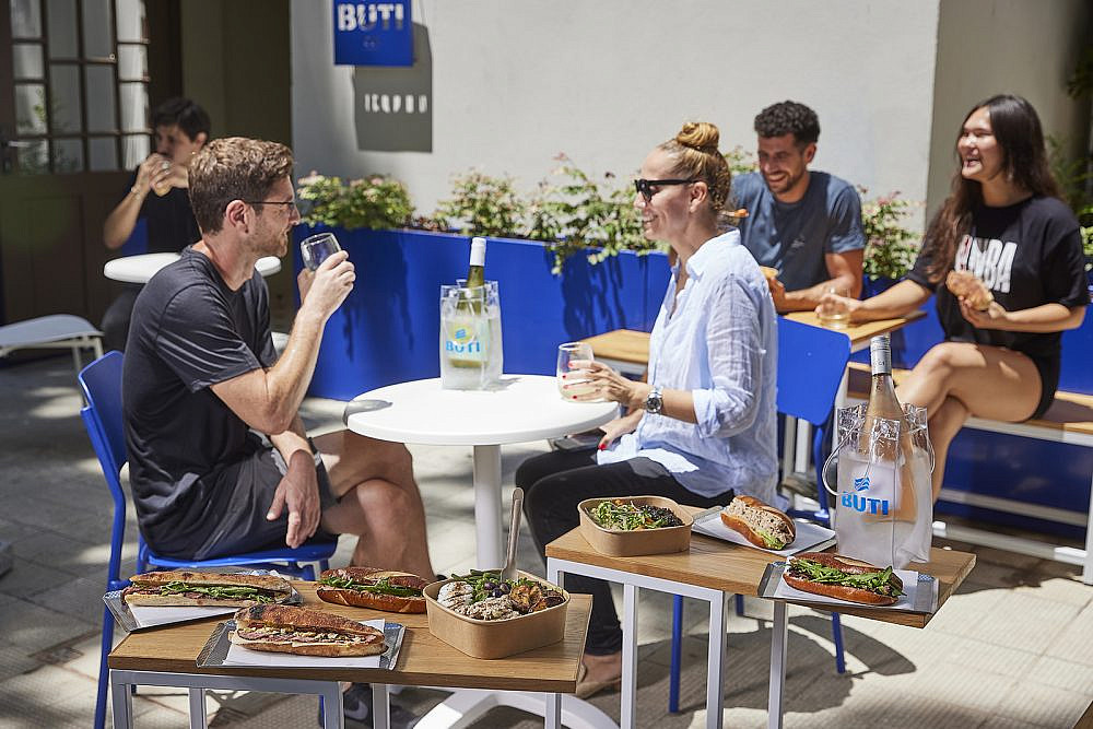 משדרגים את שרונה. בוטי (צילום אפיק גבאי)