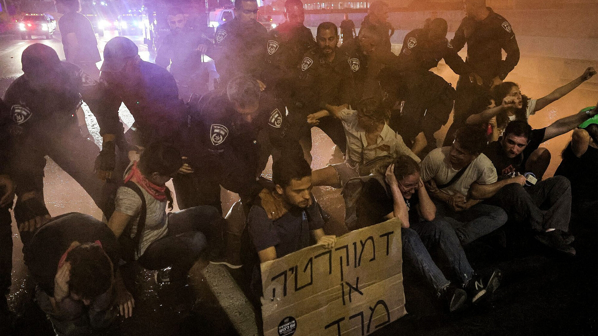 לקחו לכם את הדמוקרטיה, מה נשאר? שוטרים מפנים מפגינים באיילון, 8.7.23 (צילום: ג'ק גואז/AFP/גטי אימג'ס)