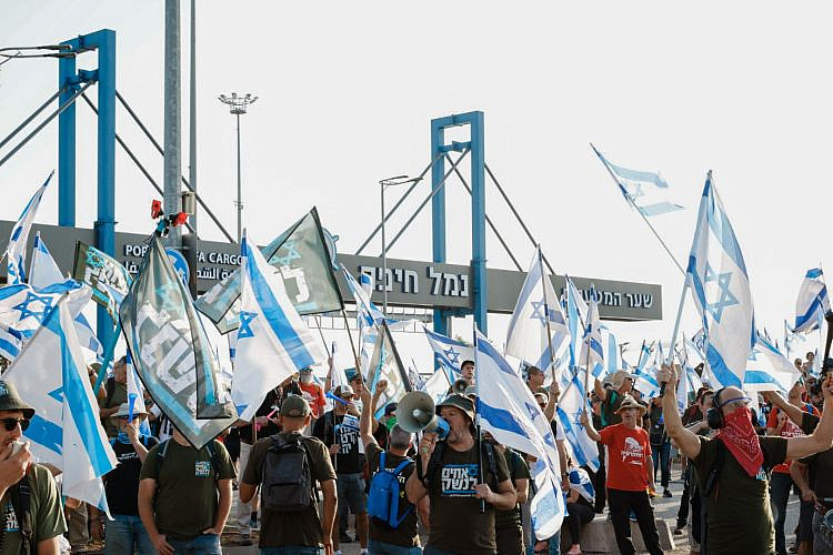 יום שיבוש שמח. מפגינים חוסמים הבוקר את נמל חיפה, 3.7.23 (צילום: גיל לוין)