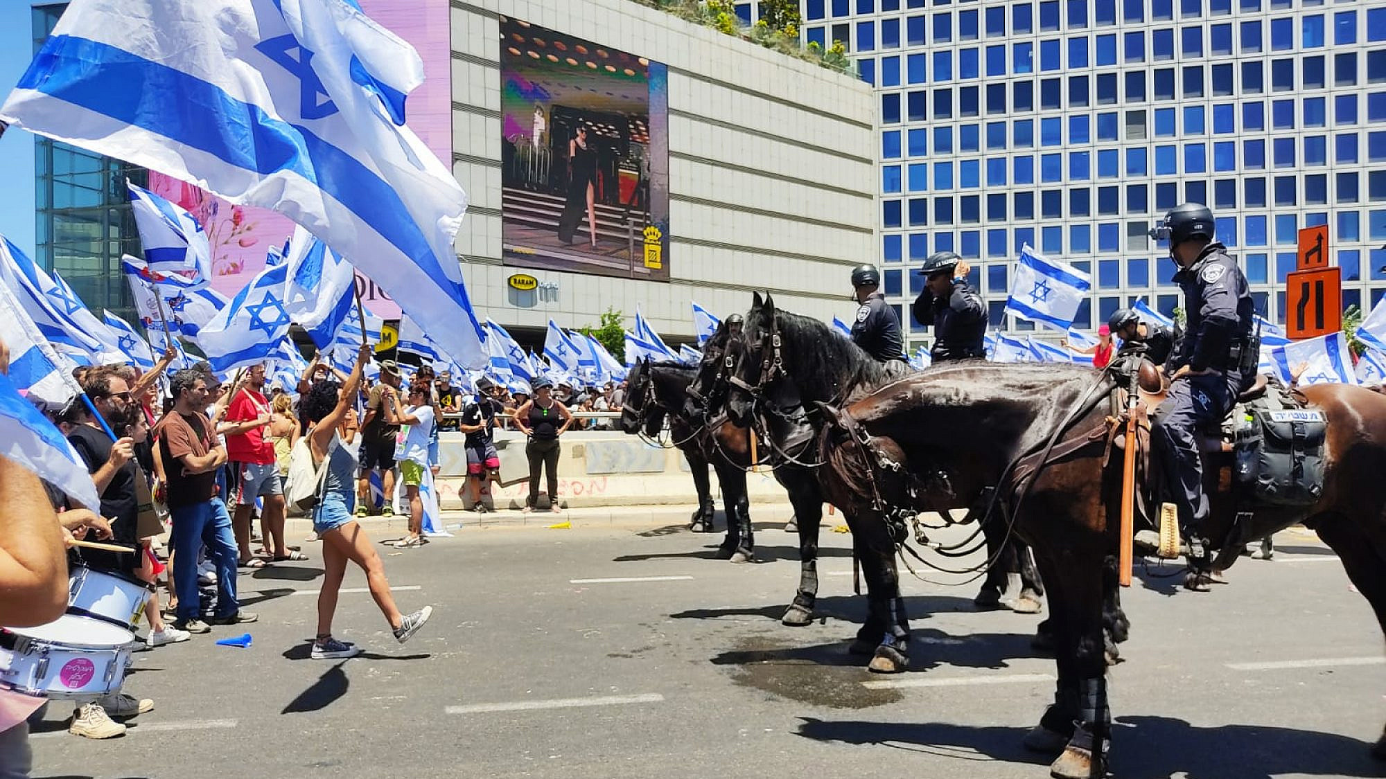 לא לפחד כלל. פרשי משטרה מול מפגינים בכיכר הדמוקרטיה, 11.7.23 (צילום: ירון טן ברינק) לא לפחד כלל. פרשי משטרה מול מפגינים בכיכר הדמוקרטיה, 11.7.23 (צילום: ירון טן ברינק)