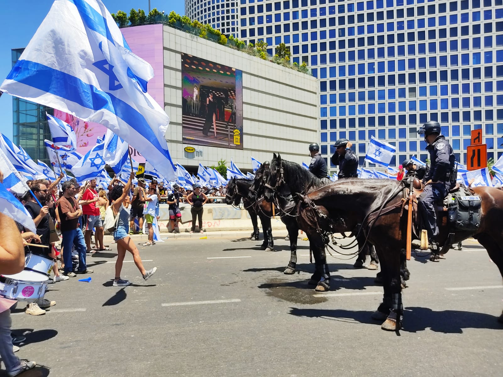 לא לפחד כלל. פרשי משטרה מול מפגינים בצומת עזריאלי, 11.7.23 (צילום: ירון טן ברינק)