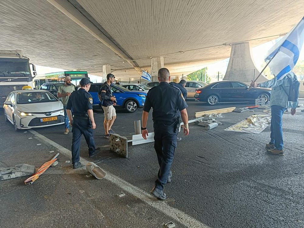 זזו לרגע ואז תמשיכו. המשטרה מנסה לפנות את איילון. יום השיבוש. 11.6. צילום: לירון רודיק