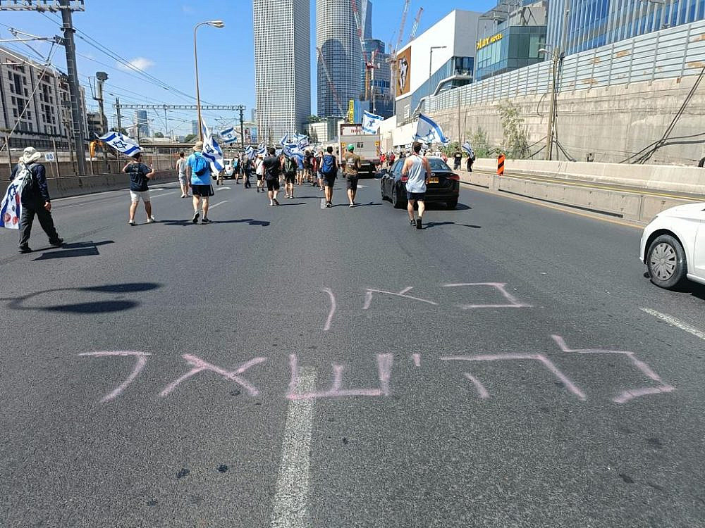 זה לא נגמר עד שזה נגמר. ההפגנה מול ההסתדרות יורדת לאיילון. 11.6. צילום: לירון רודיק