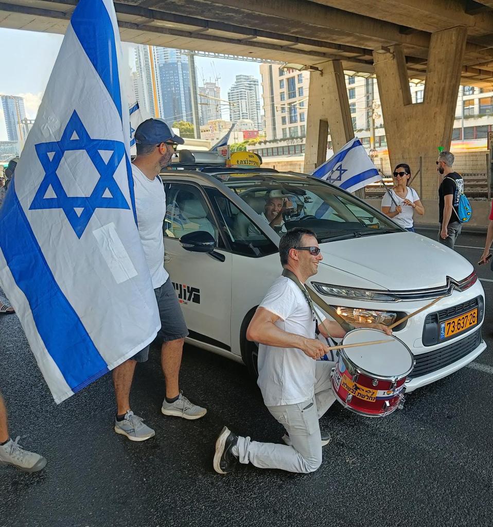 חסימה מחויכת. ההפגנה מול ההסתדרות יורדת לאיילון. 11.6. צילום: לירון רודיק