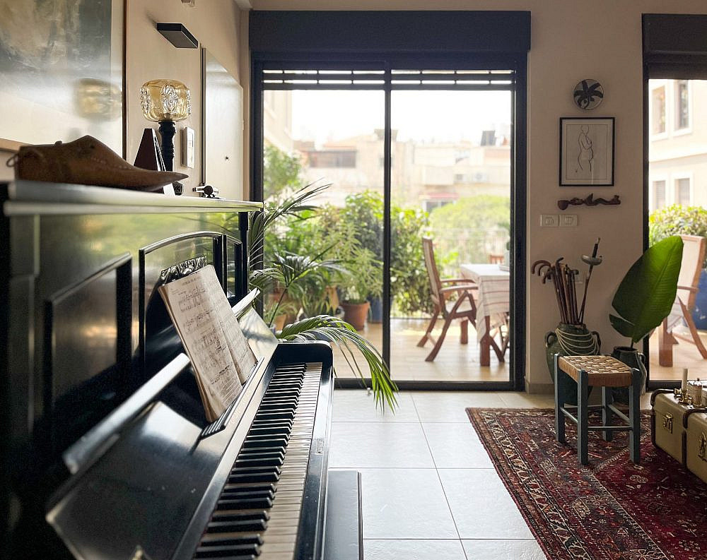 השכנים גם אוהבים ג'אז? נוף אל המרפסת מהפסנתר של סיגל גרנות. צילום: נועם רון