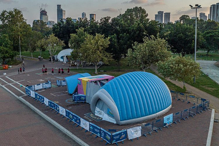 הגיע הזמן להתחיל להסביר, באמת. מרכז המבקרים הנייד (צילום: ברק ברינקר)