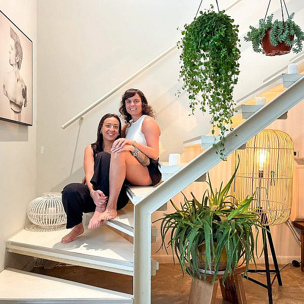 אניס ואורטל על המדרגות לקומת הגלריה (צילום: נועם רון)