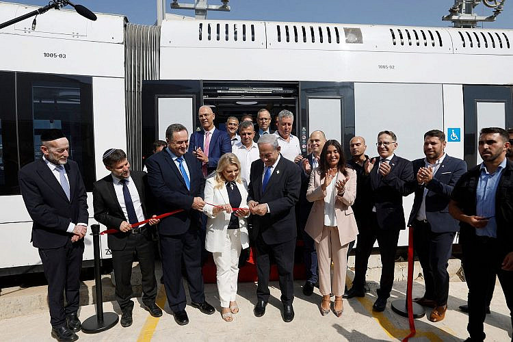 בתמונה: סוכני כאוס גוזרים קופון על הרכבת הקלה (צילום: אמיר כהן/AFP/גטי אימג'ס)