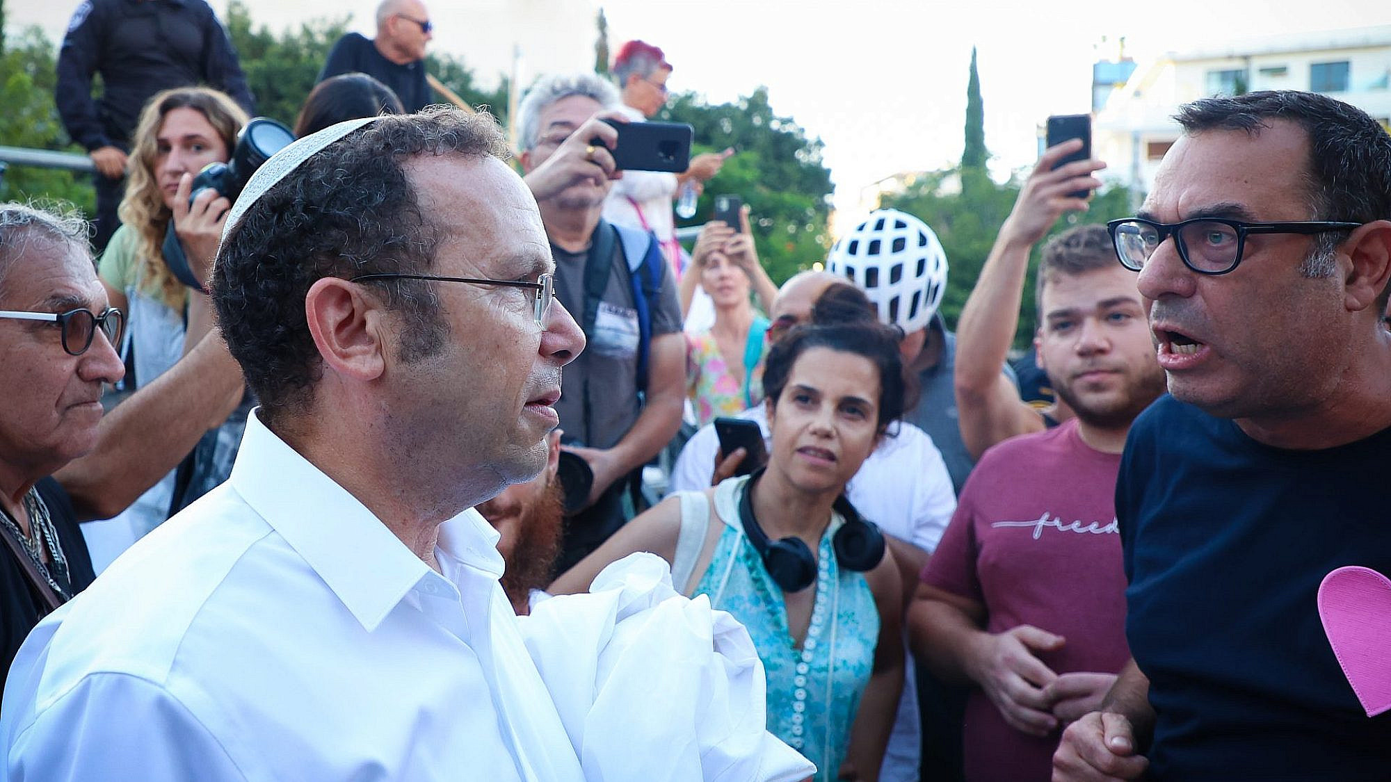 יוצר הטלוויזיה אבנר ברנהיימר מתעמת עם ישראל זעירא מ"ראש יהודי". ערב יום כיפור בכיכר דיזנגוף (צילום: שאול גרינפלד)
