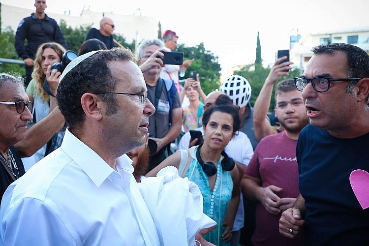 יוצר הטלוויזיה אבנר ברנהיימר מתעמת עם ישראל זעירא מ"ראש יהודי". ערב יום כיפור בכיכר דיזנגוף (צילום: שאול גרינפלד)