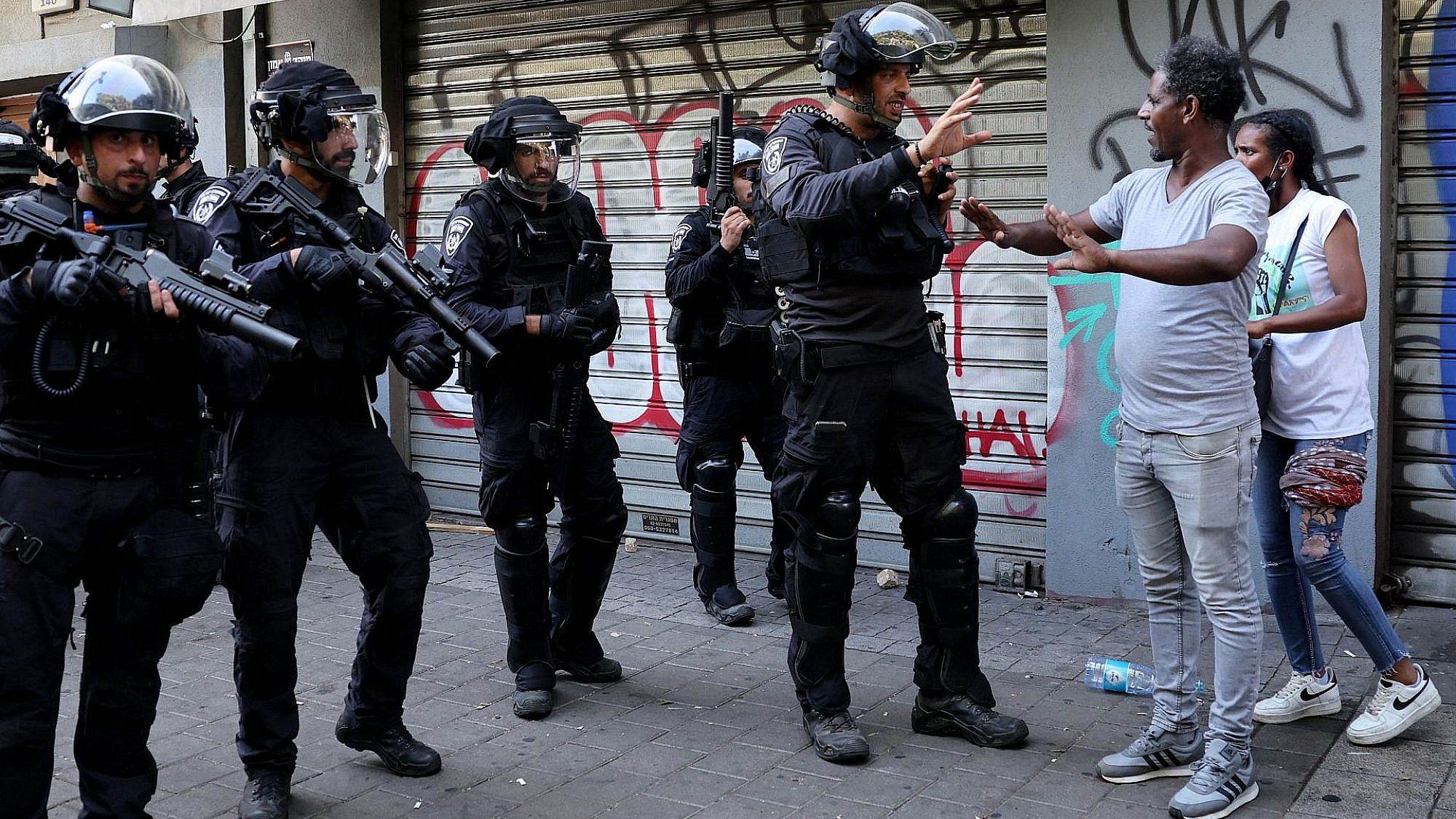 שוטרים עם נשקים שלופים, אתמול בדרום תל אביב (צילום: ג'ק גואז/AFP/גטי אימג'ס)