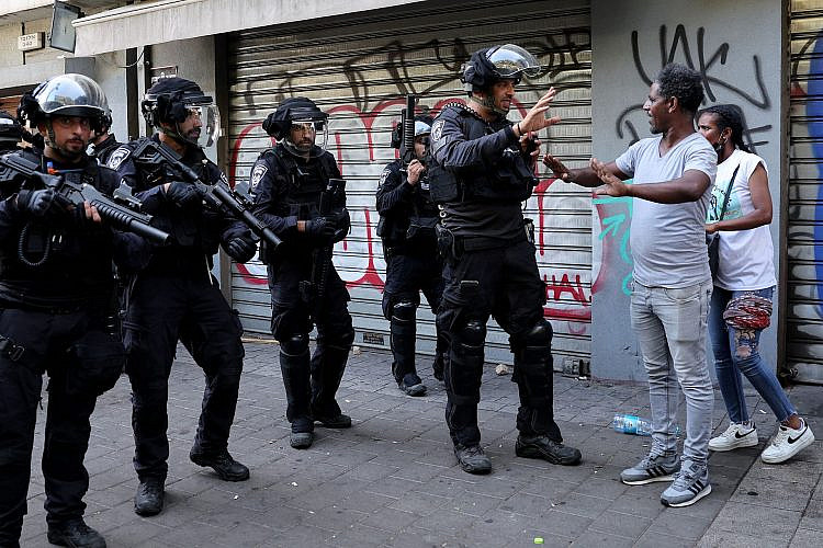 שוטרים עם נשקים שלופים, אתמול בדרום תל אביב (צילום: ג'ק גואז/AFP/גטי אימג'ס)