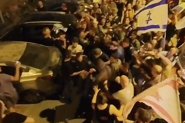 ההפגנה נגד יגאל לוינשטיין ו"בראש יהודי" (צילום מסך: מתוך צילומי הרחפן של שב"פ/ @Sha_b_p)